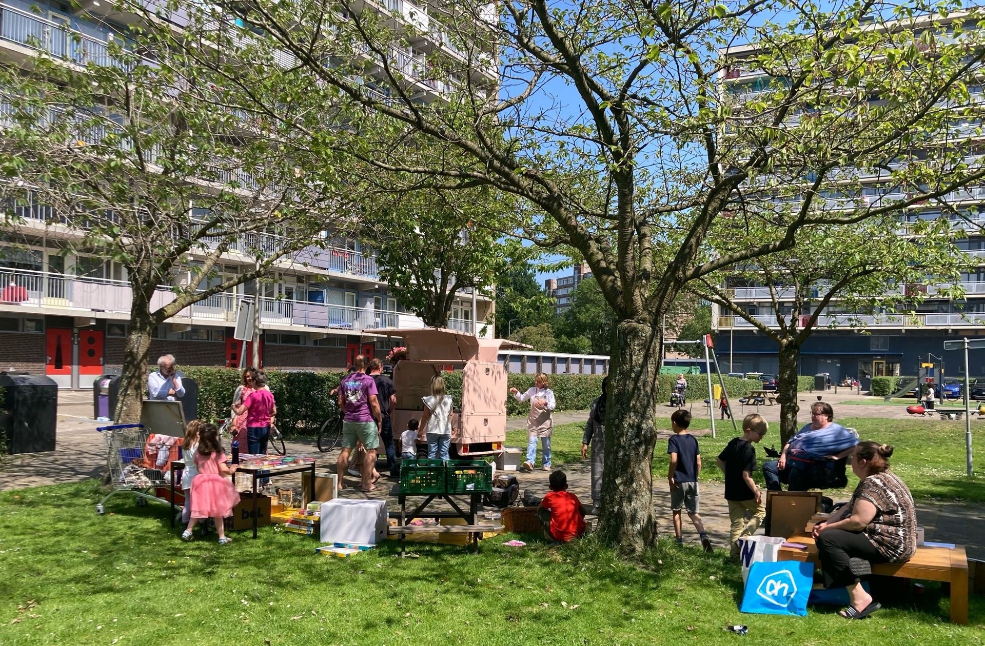 Buitenspeeldag op Topaasplantsoen met kleedjesmarkt op het grasveld