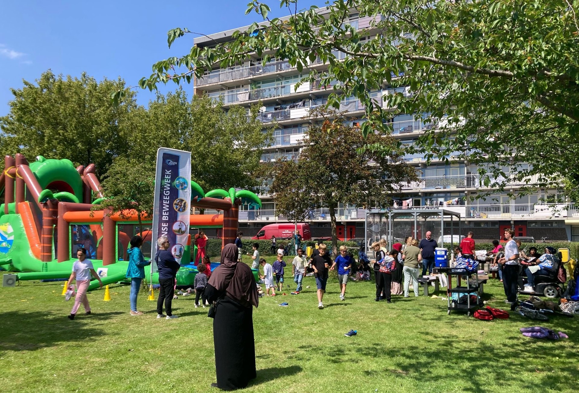 Buitenspeeldag op het grasveld Topaasplantsoen met hindernisbaan en spelletjes